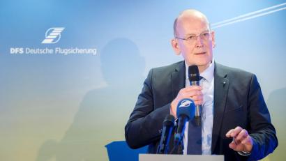 Bild: Sina Schuldt/dpa
DFS-Chef Arndt Schoenemann verspricht sich viel von der Zusammenarbeit mit der Telekom und mit Hensoldt.