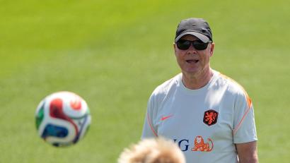Bild: Charlie Riedel/AP/dpa
Oranje-Coach Ronald Koeman hat vor dem WM-Auftakt noch ein paar Sorgen.