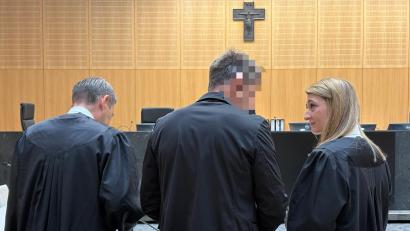 Bild: Nils Ganzmann
Vor Beginn des zweiten Prozesstags unterhielt sich der Angeklagte (Mitte) mit seinen Verteidigern Rouven Colbatz und Stefanie Amann.