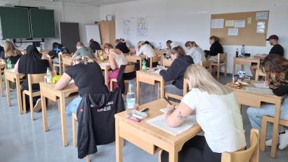Bild: Barbara Neuber
Die angehenden Erzieherinnen und Erzieher der Caritas Fachakademie für Sozialpädagogik Weiden haben mit den schriftlichen Abschlussprüfungen begonnen.