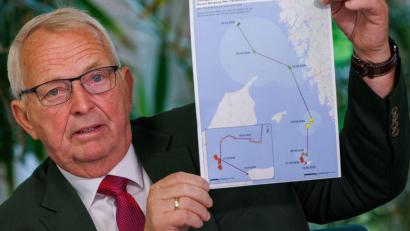 Bild: Jens Büttner/dpa
Eine Karte soll den Weg des Wals zeigen.