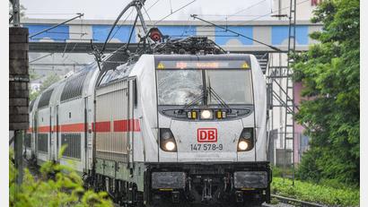 Bild: Jason Tschepljakow/dpa
Ein IC hat die Oberleitung mitgerissen.