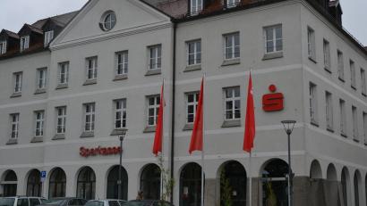 Bild: Thorsten Schreiber
Der Tirschenreuther Kreistag hat in der Sitzung am 12. Juni die Verbandsräte für die Sparkasse Oberpfalz Nord (hier die Filiale in Tirschenreuth) gewählt.