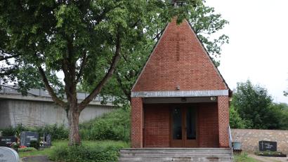 Bild: Rudi Gruber
Die Aussegnungshalle am Friedhof Edelsfeld ist seit längerer Zeit durch einen Neubau zu ersetzen. Die bestehende Baugenehmigung für den Neubau kann noch nicht umgesetzt werden und wurde bis 2030 verlängert