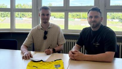 Bild: Matthias Reuß/FC Amberg
Noch ein Neuer beim FC Amberg: Dominik Späth (links) mit Abteilungsleiter Roman Reinhardt.