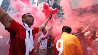 Bild: Emma Peterson/FR172365 AP/AP/dpa
Türkische Fußballfans bereiten sich in Vancouver auf das erste Spiel ihrer Mannschaft vor. Ein neues Video der türkischen Fußballföderation sorgt indes für Debatten.