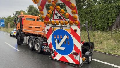 Symbolbild: Autobahnpolizeistation Schwandorf 
Ein 60-Jähriger kollidiert auf der A93 bei Pfreimd mit einem Verkehrssicherungsanhänger. Es entsteht erheblicher Sachschaden.