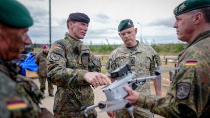 Bild: Kay Nietfeld/dpa
Generalleutnant Christian Freuding in Litauen