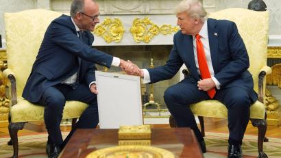 Bild: Evan Vucci/AP/dpa
Trump hat schon mehrere Geschenke von Merz bekommen.