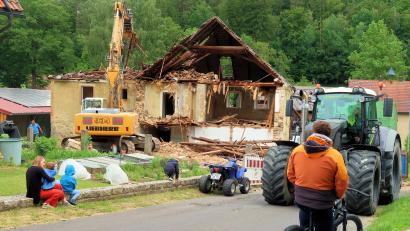 Bild: Bernhard Schultes
Den zweitägigen Rückbau der einstigen Gaststätte „Sporn“ in Frauenreuth verfolgten interessierte Kinder und Erwachsene.