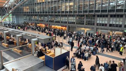 Bild: Frank Molter/dpa
Zahlreiche Menschen stehen im Terminal des Hamburger Flughafens.
