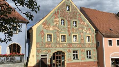 Bild: Raphael Haubelt
Eigentlich zur 1000-Jahr-Feier der Stadt gestaltet, zählt die Fassade des Schmidt-Hauses zu den Markenzeichen Nabburgs und der Kunstwelt.