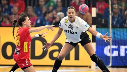 Bild: Federico Gambarini/dpa
Nationalspielerin Aimée von Pereira (r) hört mit dem Handball auf. (Archivbild)