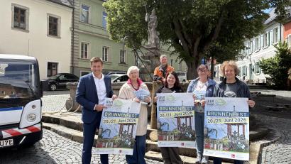 Bild: Stadt Wunsiedel
Vor dem diesjährigen Jubiläumsbrunnen (v.l.n.r.): Erster Bürgermeister Nicolas Lahovnik, Angelika Groß (Ordnungsamt), Markus Roßmeisl (Forstbetrieb), Eva Theresa Beck (Leiterin Kultur- und Tourismusmarketing), Petra Sommerer (Tourist-Info), Stefan Frank (Geschäftsführer JuKu Mobil Fichtelgebirge & Hofer Land)
