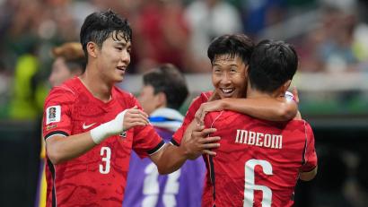 Bild: Matias Delacroix/AP/dpa
Südkorea um Superstar Heung-Min Son (2.v.r) jubelte über den Auftaktsieg nach 0:1-Rückstand.