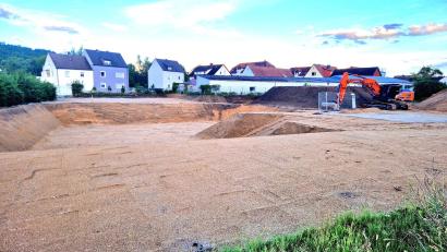 Bild: Thomas Dobler
Das frühere Piusheim an der Herbststraße in Schwandorf wurde inzwischen abgerissen, das Gelände planiert und die Baugrube ausgehoben. Entstehen soll ein Wohnquartier mit 31 Mietwohnungen.