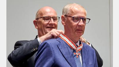 Bild: Annette Riedl/dpa
Ehrung als Mäzen für den Erhalt historischer Bauwerke in Potsdam: TV-Moderator Günther Jauch (links) bekommt von Brandenburgs Ministerpräsident Dietmar Woidke den Landesverdienstorden umgehängt.