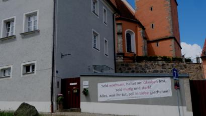 Bild: Fred Lehner
Nach sechs Jahren wurde das durch Corona inspirierte Banner der evangelischen Kirchengemeinde in Floß ersetzt.