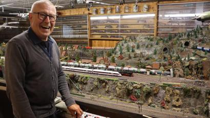 Bild: Michael Rabenhofer
Neben dem Fischen und Schafkopfen ist die Modelleisenbahn sowohl beim MEC Unteres Vilstal als auch an der heimischen Anlage seine Leidenschaft: Die 30 Jahre alte Anlage mit 150 Metern Gleislänge daheim hat Leo in all den Jahren gehegt und gepflegt.