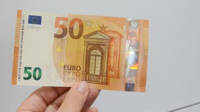 Symbolbild: Gabi Schönberger
Ein fünfjähriger Junge aus Maxhütte-Haidhof gibt einen gefundenen 50-Euro-Schein bei der Polizei ab. Die Beamten loben seine Ehrlichkeit.