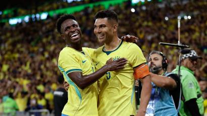 Bild: Bruna Prado/AP/dpa
Brasiliens polarisierender Offensivstar: Vinícius Júnior (l.). (Archivbild)