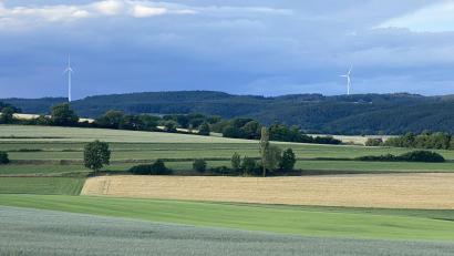 Bild: Claudia Völkl
An der nördlichen Gemeindegrenze, im Bereich am Wetterberg, liegt das Vorranggebiet für den Bau von mehreren Windkraftanlagen. Hier stehen bereits Windräder.