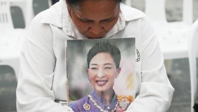 Bild: Sakchai Lalit/AP/dpa
Viele Menschen in Thailand trauern um die Prinzessin.