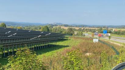 Bild: ck
Die Stadt Vohenstrauß ist mit Solarparks bereits sehr gut bestückt. Nach wie vor landen Anträge von Investoren im Rathaus. Der Stadtrat hat deshalb beschlossen, in dieser Legislaturperiode den Kriterienkatalog für die Entscheidung über Anträge dieser Art auszusetzen. Aktuell werden keine weiteren Freiflächenphotovoltaikanlagen auf dem Gemeindegebiet befürwortet.