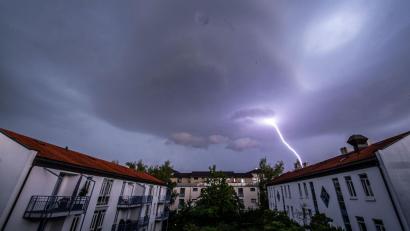 Bild: Lino Mirgeler/dpa
Ein Gewitter über einer Wohnsiedlung. (Symbolbild)