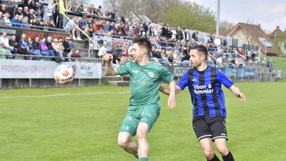 Bild: Hubert Ziegler
André Klahn (links) und die DJK Gebenbach treffen mit der SpVgg SV Weiden (im Bild Moritz Zeitler) in der Bayernliga Nord wieder auf die DJK Ammerthal.