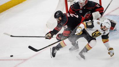 Bild: Ben McKeown/AP/dpa
Intensive Duelle auch im fünften Spiel der Serie zwischen den Hurricanes und den Golden Knights.