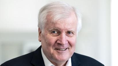 Bild: Sven Hoppe/dpa
Horst Seehofer (CSU) begrüßt die verschärften Regeln in der EU für Asylsuchende. (Archivbild)