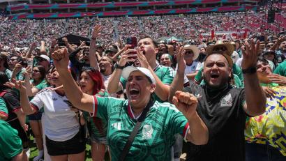 Bild: Jae C. Hong/AP/dpa
Die mexikanischen Fans feiern den Auftaktsieg.