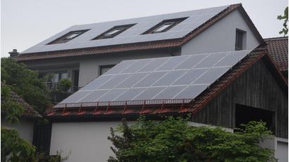 Symbolbild: Ernst Frischholz
Ein Beispiel für das sogenannte Energy-Sharing, von dem auch die Bürger in Parkstein profitieren sollen: Produzieren einzelne Teilnehmende mehr Strom als sie selbst verbrauchen, wird der Überschuss automatisch auf die anderen Mitglieder verteilt und bleibt so in der Gemeinschaft.