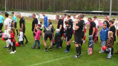 Bild: Martina Witt
Mit Balljungen und -mädchen an der Hand liefen die "Legenden" und die Erste Mannschaft auf das Spielfeld ein.