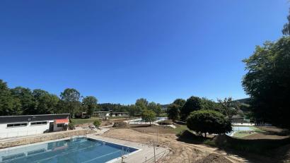 Bild: Alfred Schorner
Die umfangreichen Sanierungsarbeiten im Freibad Freudenberg nähern sich dem Ende. Bürgermeister Wiedenbauer hofft zum Ferienbeginn die Badesaison eröffnen zu können.
