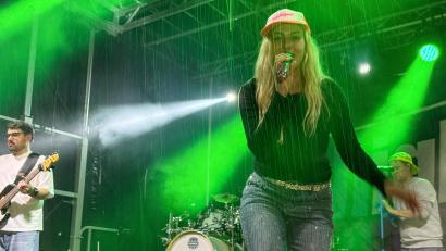 Bild: Petra Hartl
Trotz regen traten die Bands auf. Hier auf der Bühne auf dem Marktplatz.