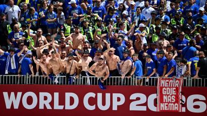 Bild: Sammy Kogan/The Canadian Press/AP/dpa
Bosnien-Fans auf der Tribüne.