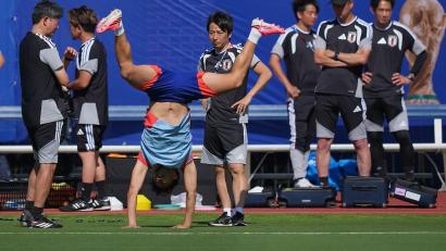 Bild: Julio Cortez/AP/dpa
Jpans Yukinari Sugawara mit einer artistischen Einlage vor Beginn einer Trainingseinheit.