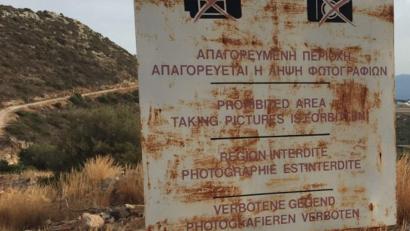 Bild: Till Simon Nagel/dpa-tmn
Dieses Schild ist kein Deko-Element. Fotografierverbote gelten in vielen Ländern, besonders rund um Militär- und Sicherheitsbereiche.