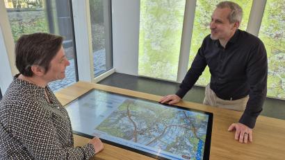Bild: Lowak
Im Foyer des Landesamtes für Digitalisierung, Breitband und Vermessung, Außenstelle Windischeschenbach, gibt's auf einem großen Tisch Einblicke in den Bayern-Atlas. Chefin Daniela Schleder und Referatsleiter Johann Sehner zeigen, welche Funktionen dieses Portal bietet.