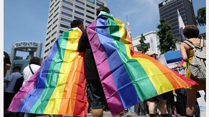 Bild: -/YNA/dpa
Beim Seoul Queer Culture Festival feiern mehr als 10.000 Teilnehmer gesellschaftliche Vielfalt.
