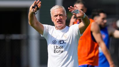 Bild: Martin Meissner/AP/dpa
Frankreichs Nationaltrainer Didier Deschamps warnt vor den Folgen der Mehrbelastung im Fußball.