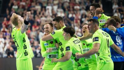 Bild: Marius Becker/dpa
Die Berliner feiern den Einzug ins Finale der Champions League.