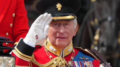 Bild: Kirsty Wigglesworth/AP/dpa
Die Geburtstagsparade findet jedes Jahr zu Ehren des britischen Monarchen statt.