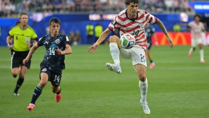 Bild: Jayne Kamin-Oncea/AP/dpa
Teures Vergnügen: Wer Christian Pulisic (r) und Co. im Stadion sehen will, muss nun noch tiefer in die Tasche greifen.
