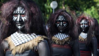 Bild: Firdia Lisnawati/AP/dpa
Tänzer bereiten sich auf ihren Auftritt während einer Parade zur Eröffnung des jährlichen Bali-Kunstfestivals vor.