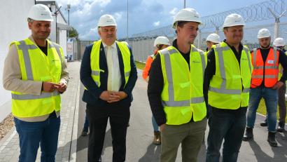 Bild: Josef Rosner
Im Bild die geladenen Gäste, (von links) mit Landratsvertreter Muhammet Dal, Bürgermeister Johann Burger, sowie die Gemeinderäte Peter Wührl und Martin Teubner.