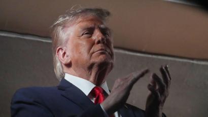 Bild: Mark Schiefelbein/AP/dpa
Trump gratuliert der US-Nationalmannschaft zu ihrem Auftaktsieg bei der Fußball-WM. (Archivbild)