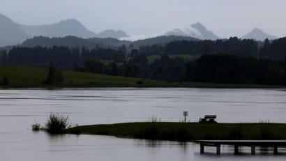 Bild: Karl-Josef Hildenbrand/dpa
Am Alpenrand sind Gewitter angekündigt. (Archivfoto)